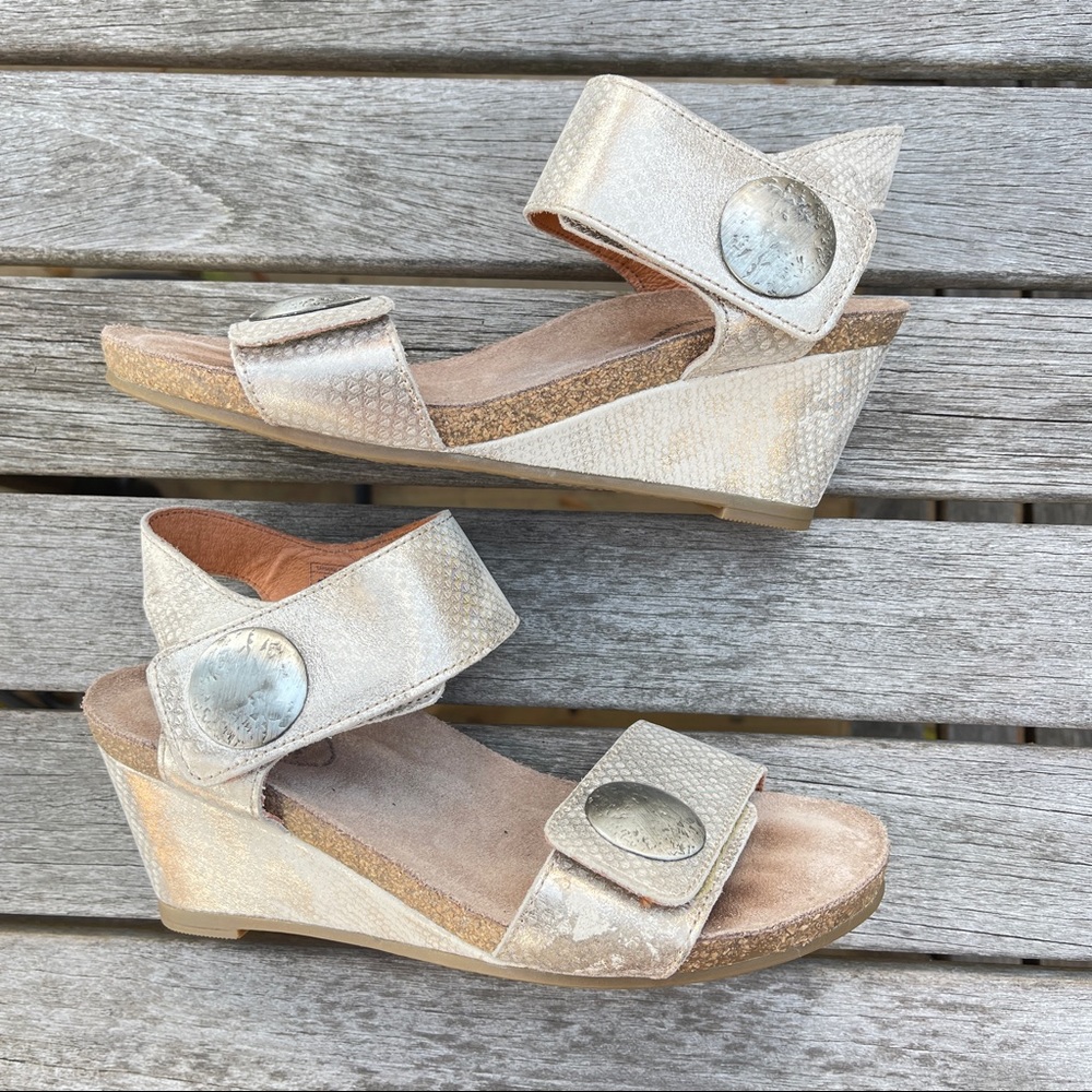 TAOS Carousel 2 Leather Open Toe Wedge Platform Sandal Silver Snakeskin Size 5.5 - Picture 4 of 10